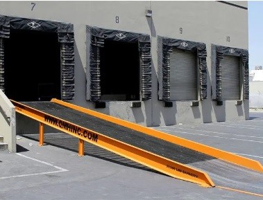 Rampe fixe pentru încărcarea cu motostivuitorul direct în camioane