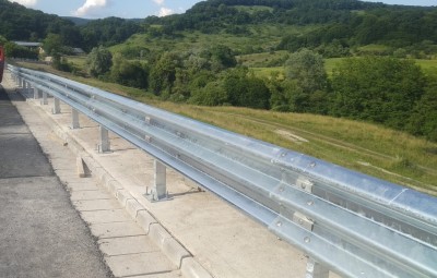 Parapeți pentru marginea drumului