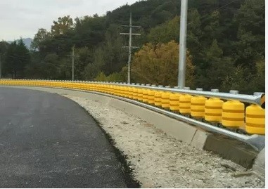 Parapeți cu role pentru absorbirea șocurilor